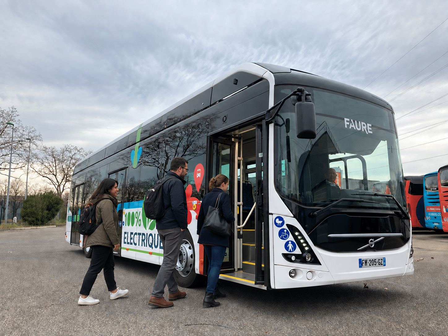 Un bus électrique blanc et noir, avec trois personnes montant à bord, est stationné en extérieur sous un ciel nuageux. Texte : FAURE, 100% ÉLECTRIQUE.